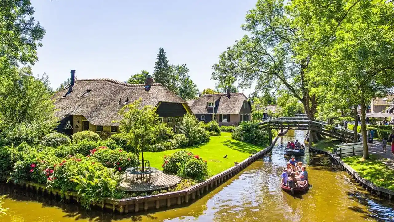 Giethoorn Day Trip with Boat Tour