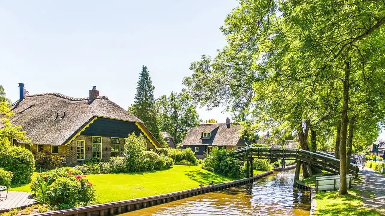 Giethoorn Day Trip with Boat Tour