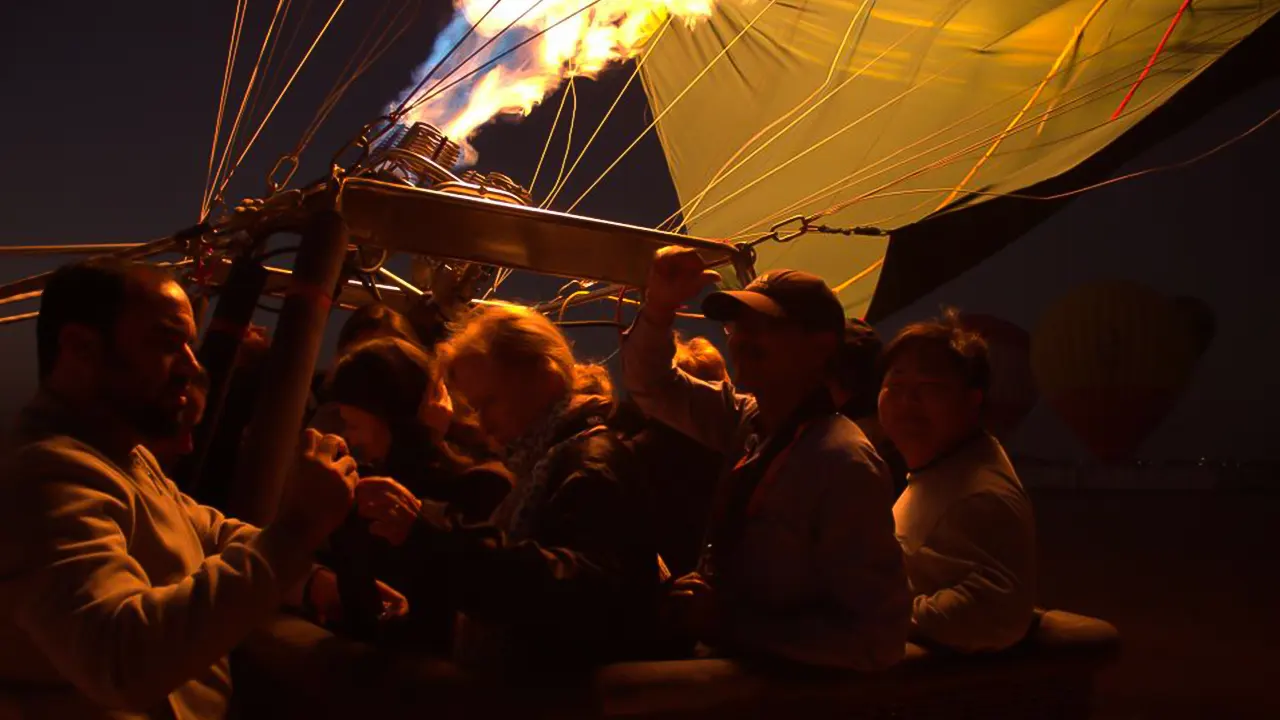 Balloon tour over the desert