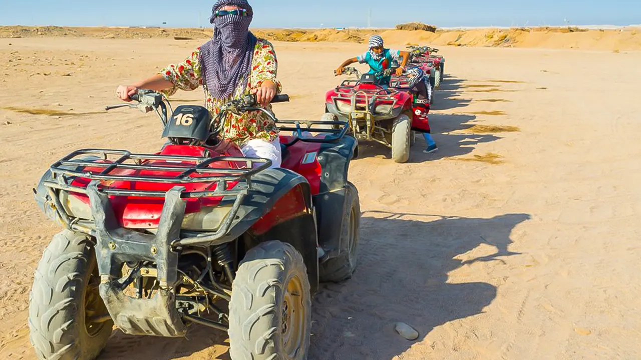 Canyon, Camel, and Snorkel Jeep Tour