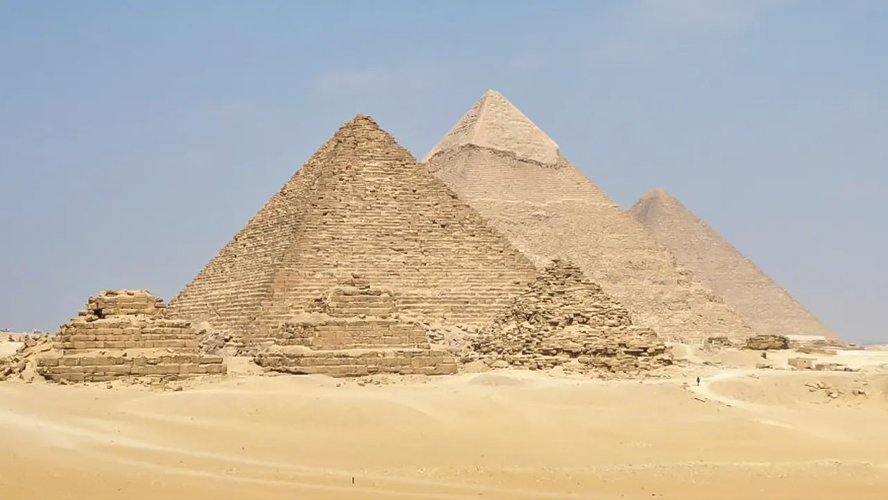المتحف المصري الكبير والأهرامات