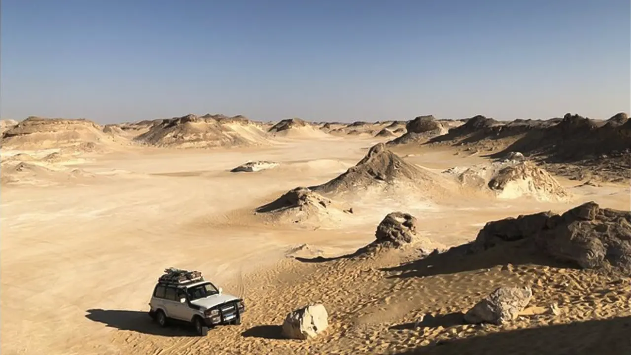 Bahariya Oasis and Black and White Desert Tour