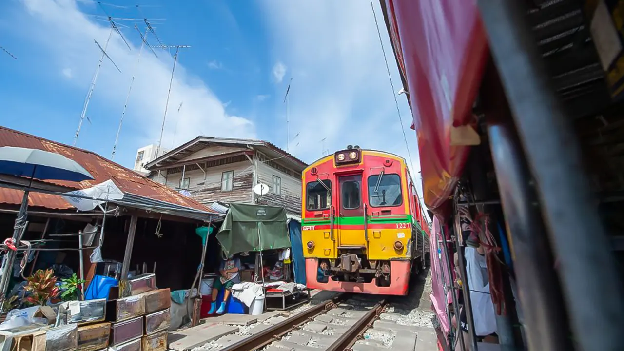 Damnoen Saduak Market and Maeklong Railway Market