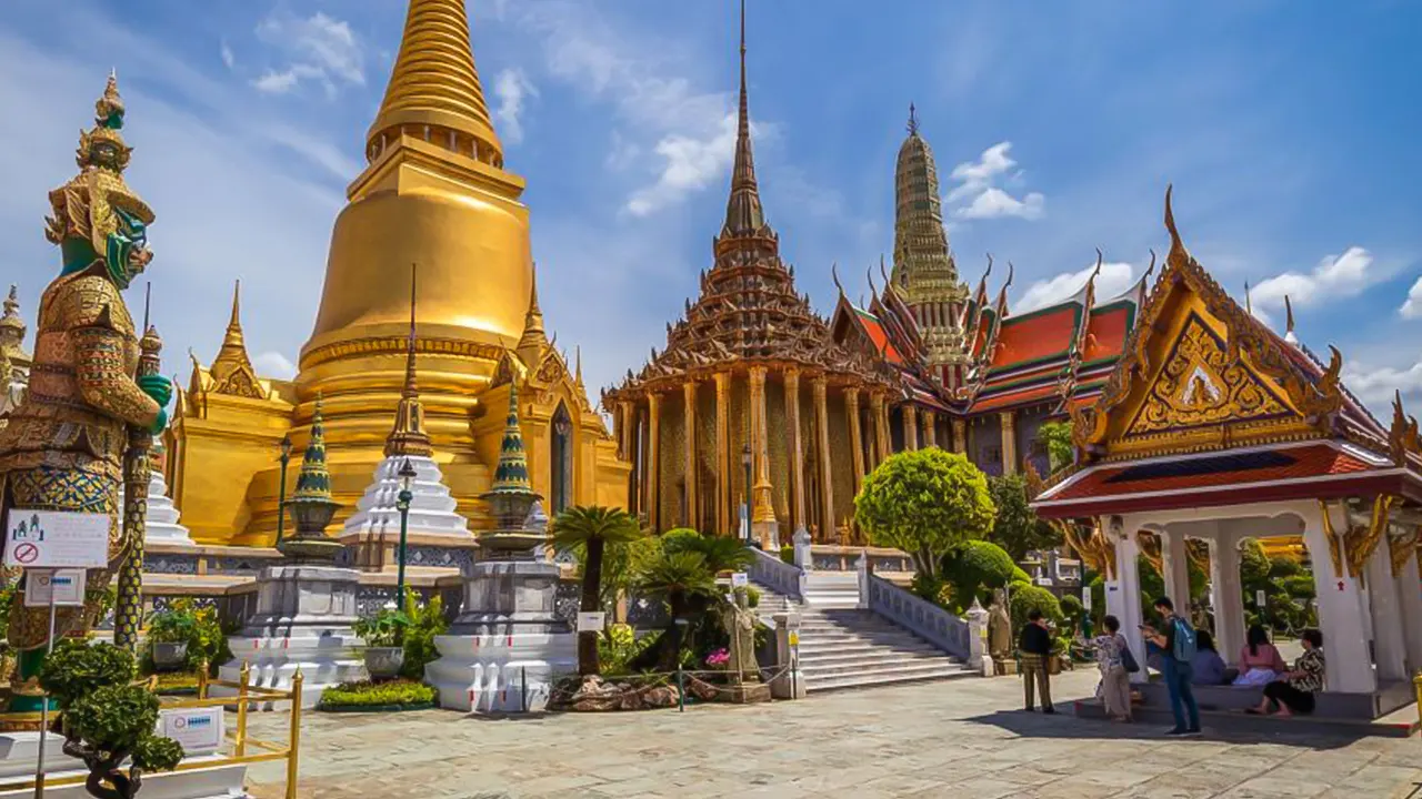 Grand Palace and Wat Phra Kaew Guided Walking Tour
