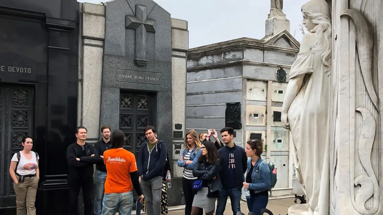 La Recoleta Cemetery Guided Tour in English
