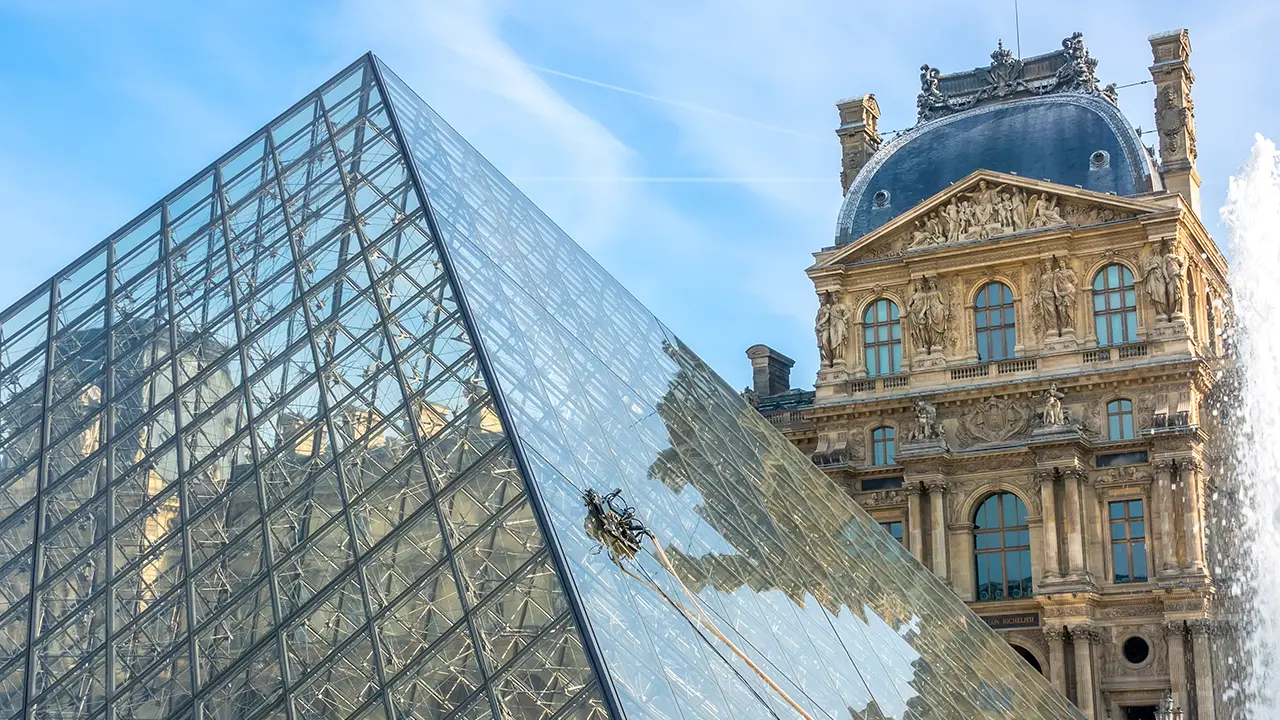 تعرّف على أشهر وأهم المتاحف ذات التراث الثقافي والفني المُبهر، وتمتع بجولة سياحية ممتعة حول بلاد العالم.