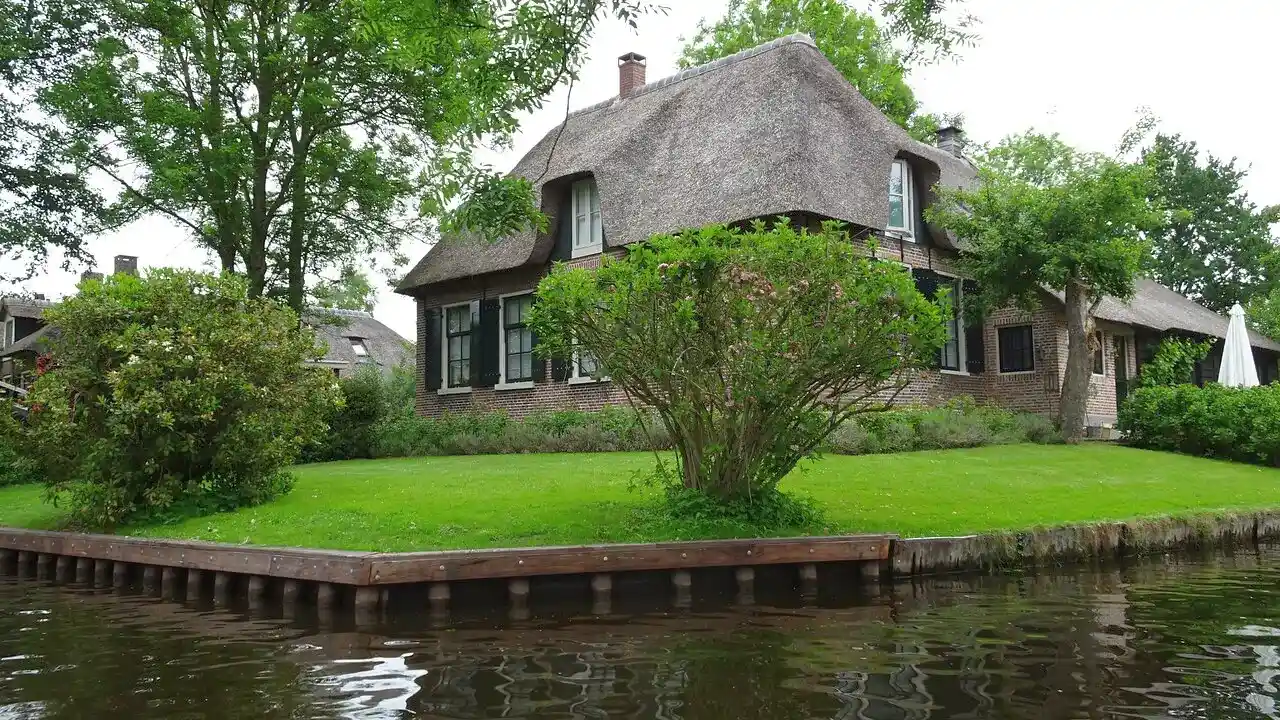 Giethoorn Day Trip with Boat Tour