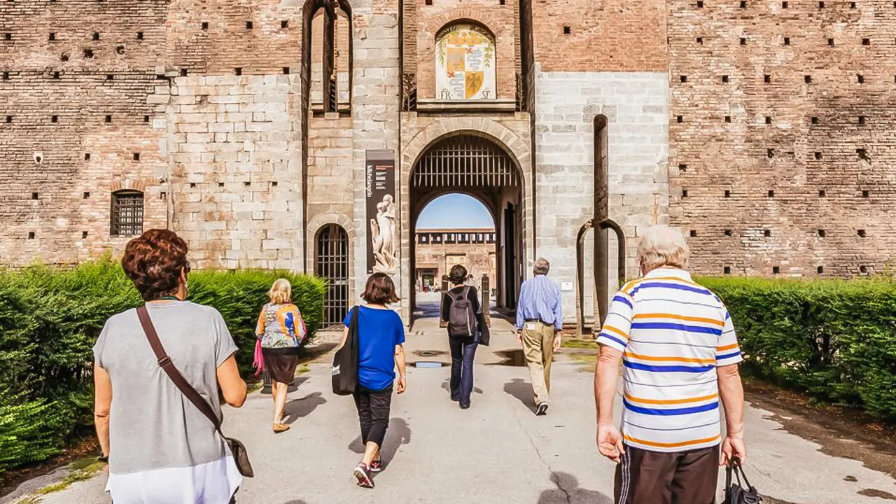 Guided walking tour and one last dinner