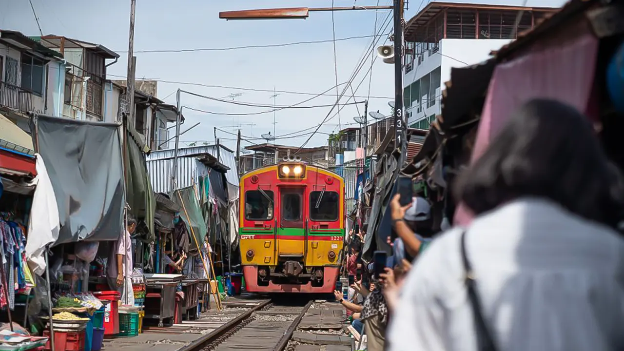 Damnoen Saduak Market and Maeklong Railway Market