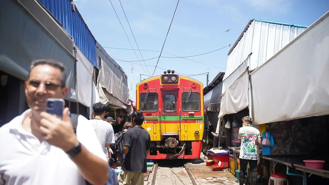 Floating Market and Ayutthaya Guided Day Tour