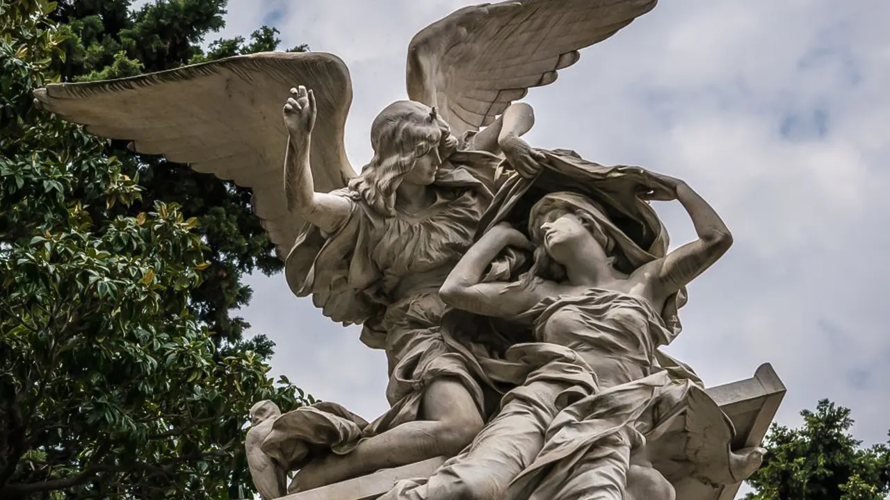 La Recoleta Cemetery Guided Tour in English